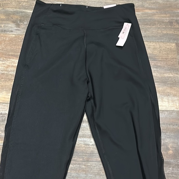 Victoria's Secret NWT Incredible Essential Legging, strappy detail, Black Sz 8 - Picture 4 of 5